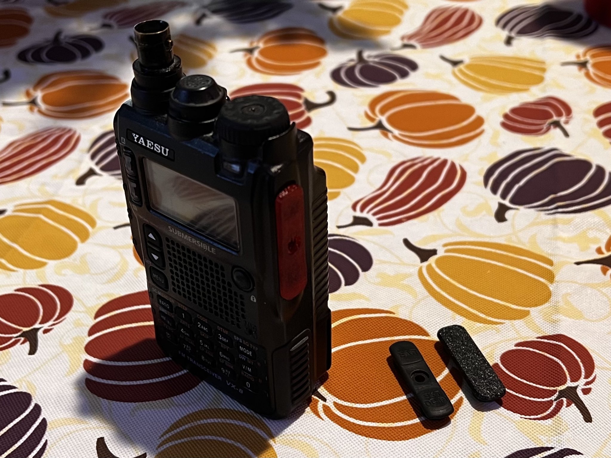 Nắp che bụi cho cổng tai nghe và DC của Yaesu VX-8DR