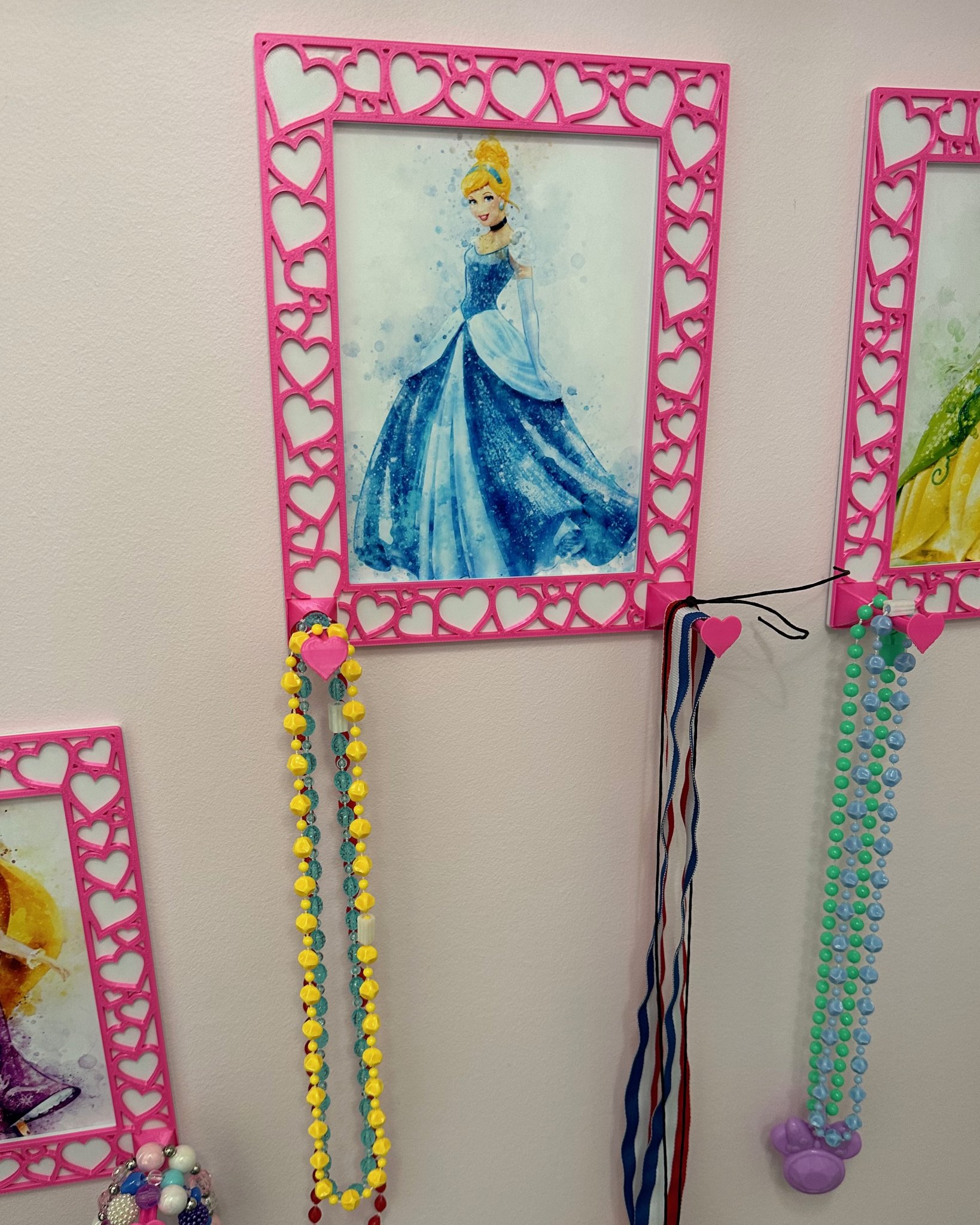 Khung ảnh hình trái tim với móc treo cho vòng tay và dây chuyền