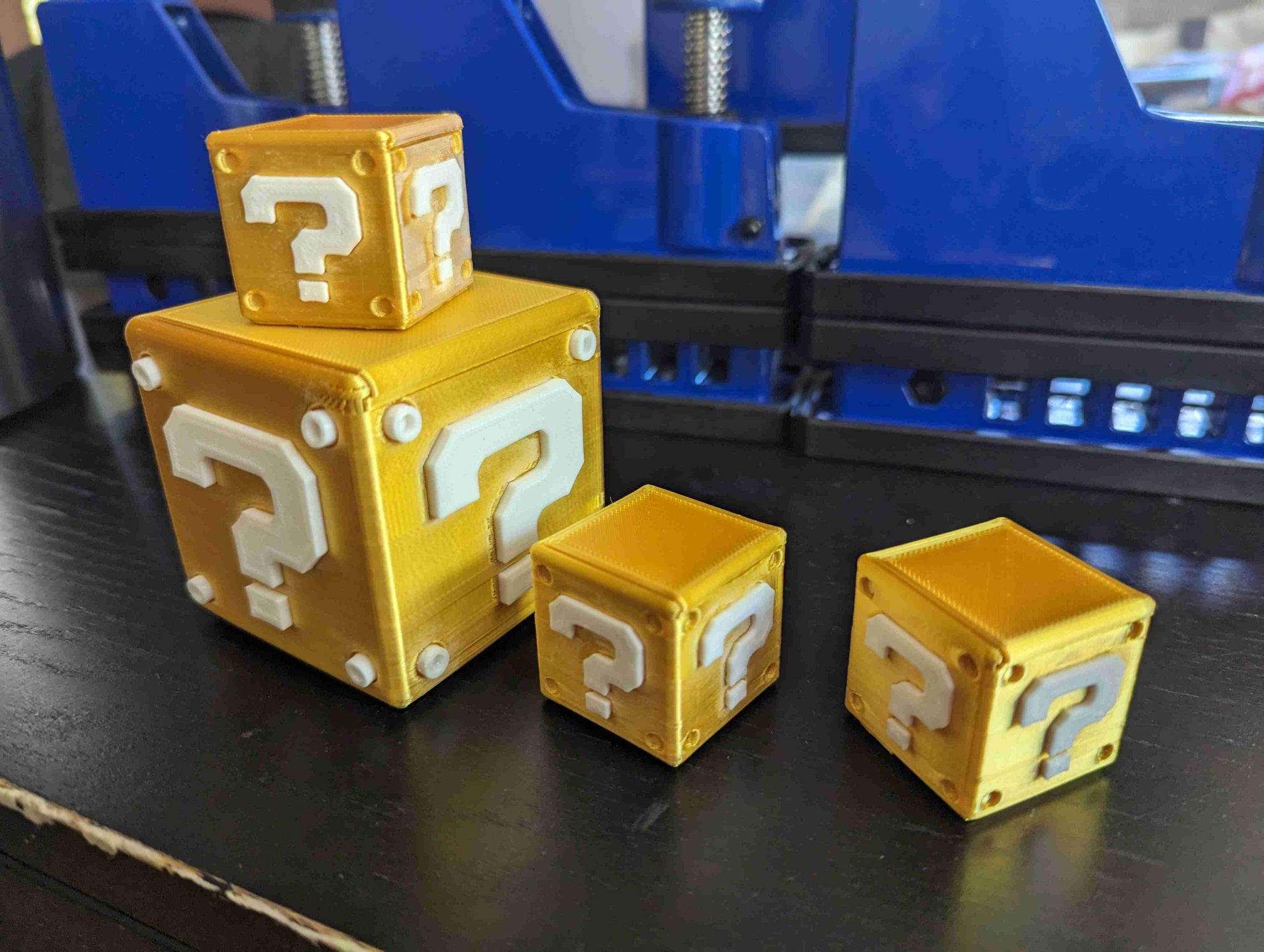 Hộp câu hỏi Mario với nắp trượt và giá đỡ cartridge Switch