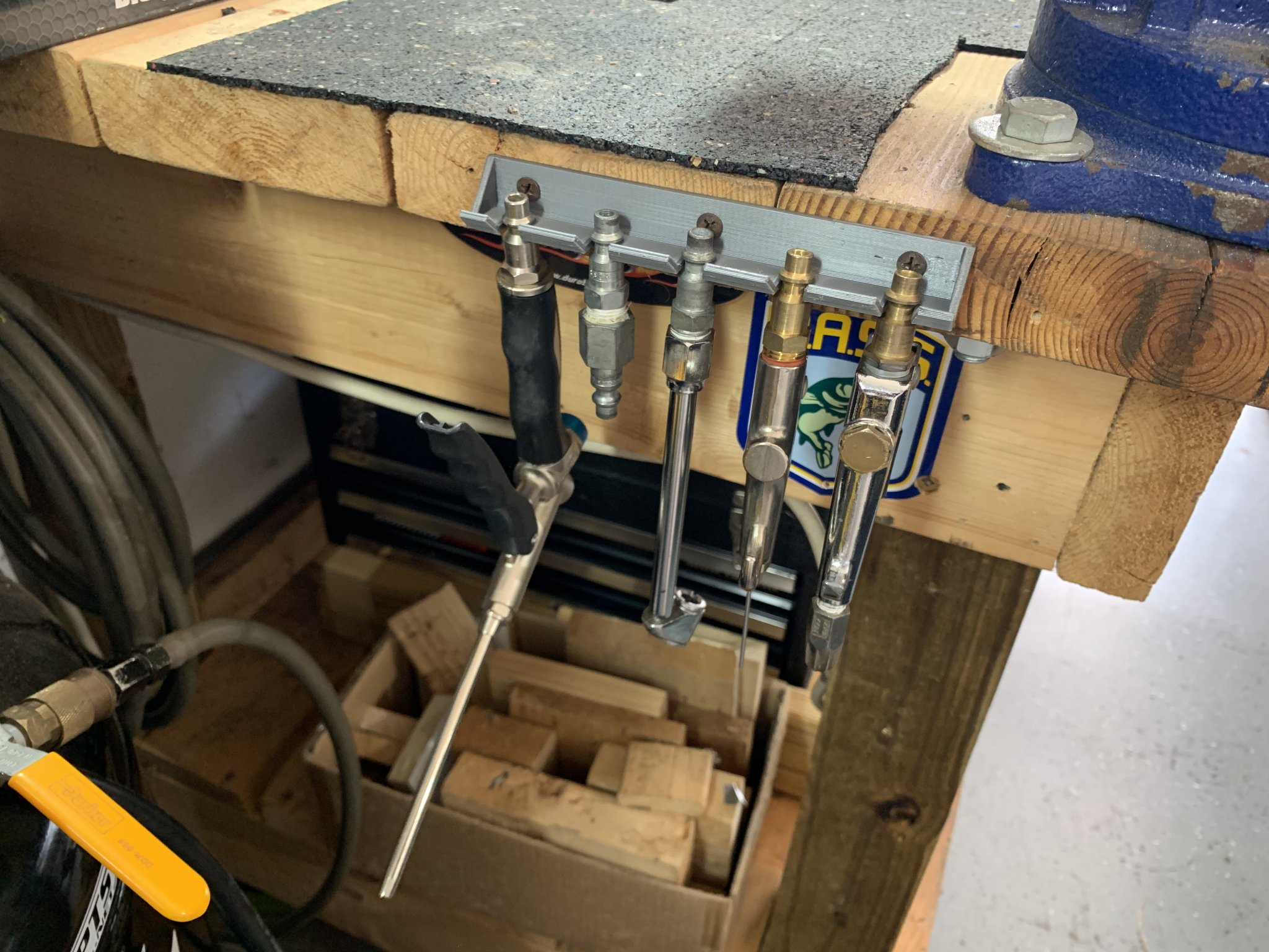 Giá treo dụng cụ khí nén nhẹ cho gara