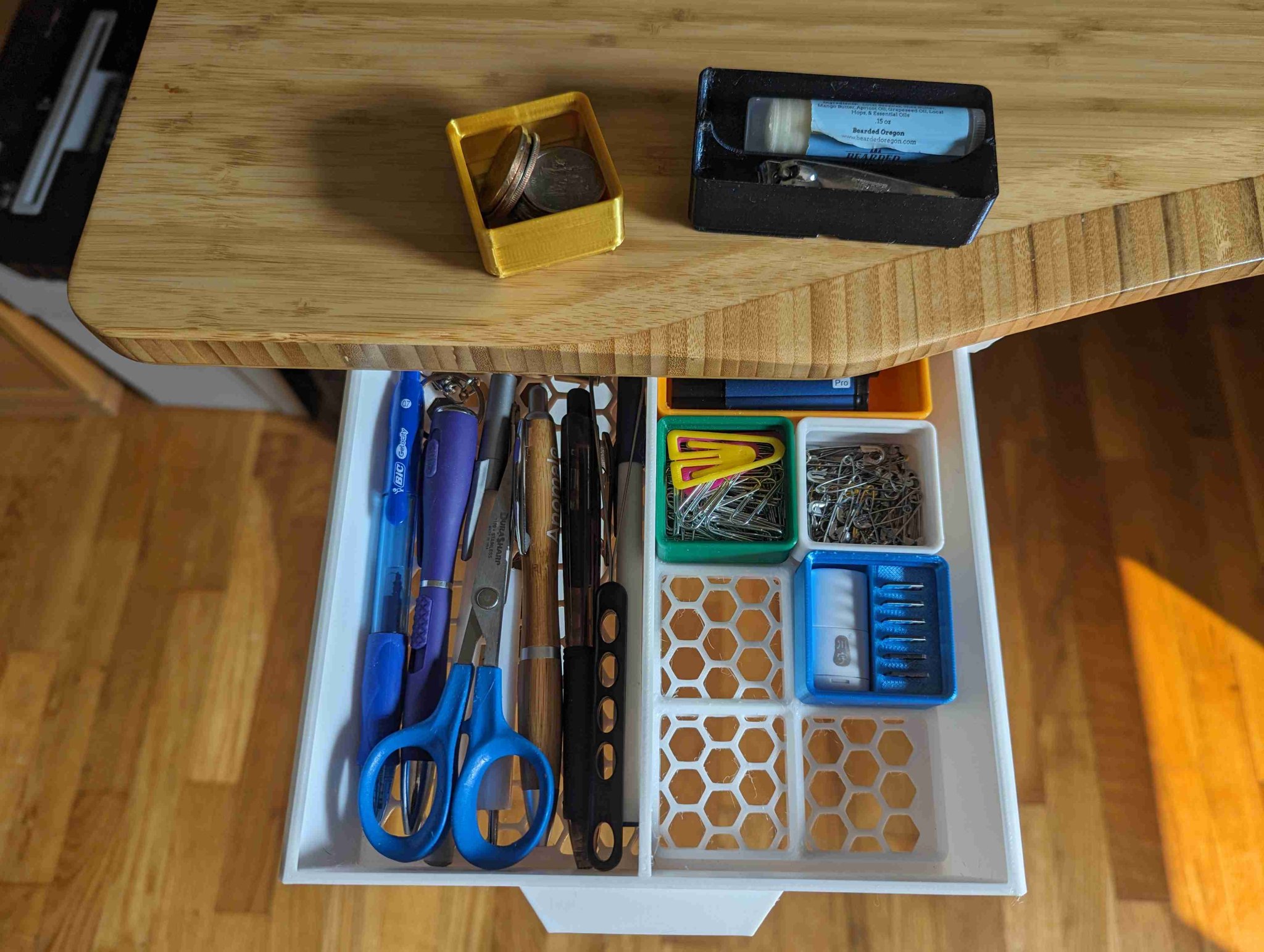 Hộp kéo dưới bàn kết hợp với ngăn Gridfinity 2x4