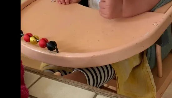 Ghế ăn trẻ em cao với đồ chơi hình cầu