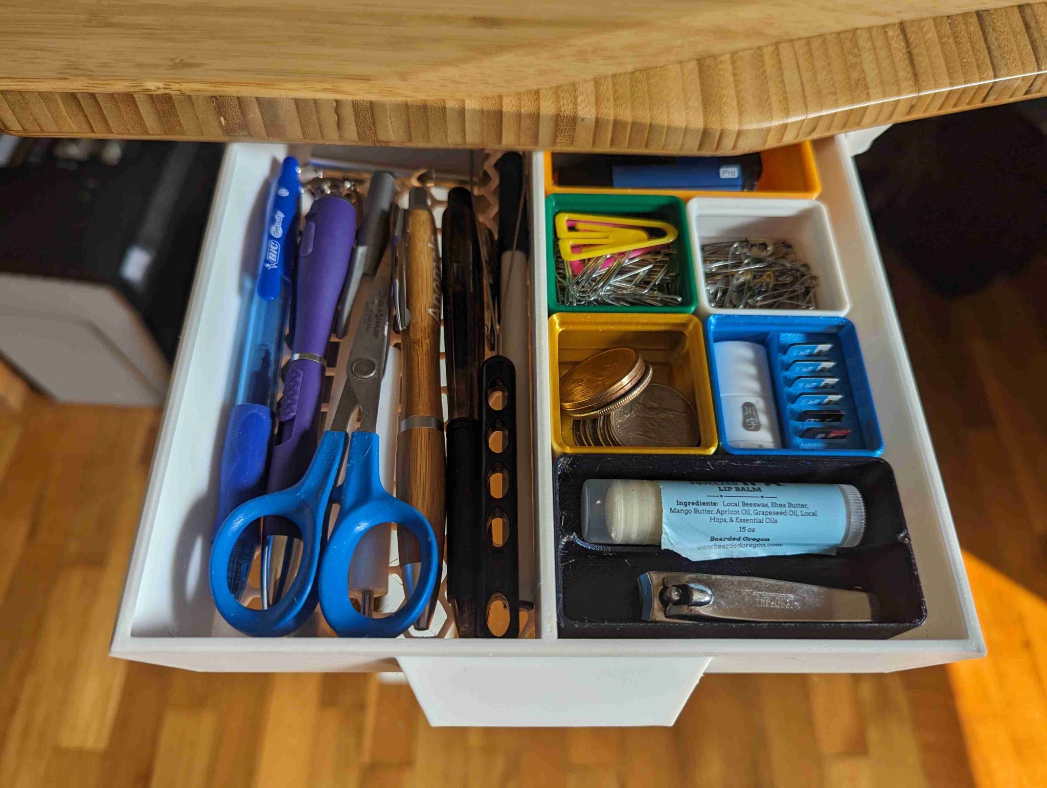 Hộp kéo dưới bàn kết hợp với ngăn Gridfinity 2x4