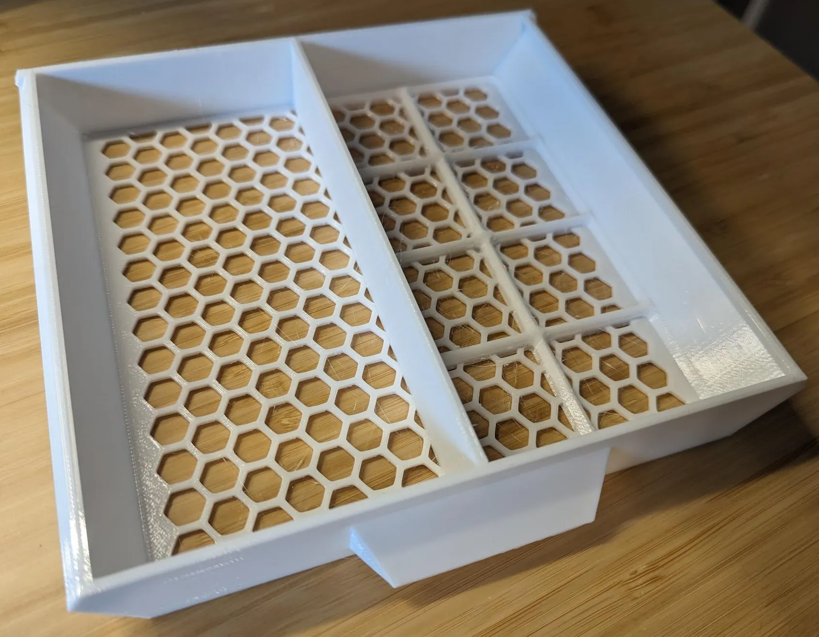 Hộp kéo dưới bàn kết hợp với ngăn Gridfinity 2x4