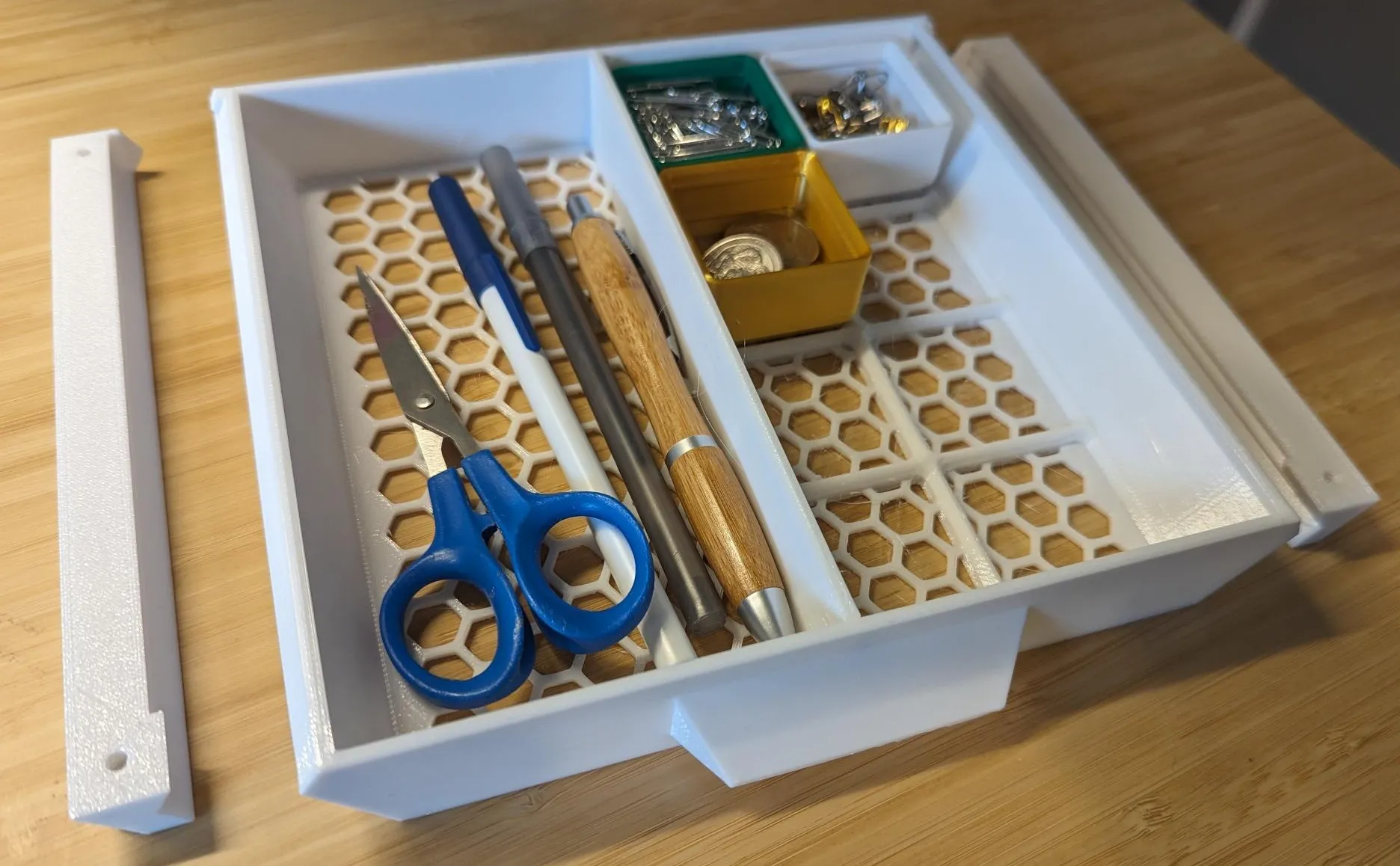 Hộp kéo dưới bàn kết hợp với ngăn Gridfinity 2x4