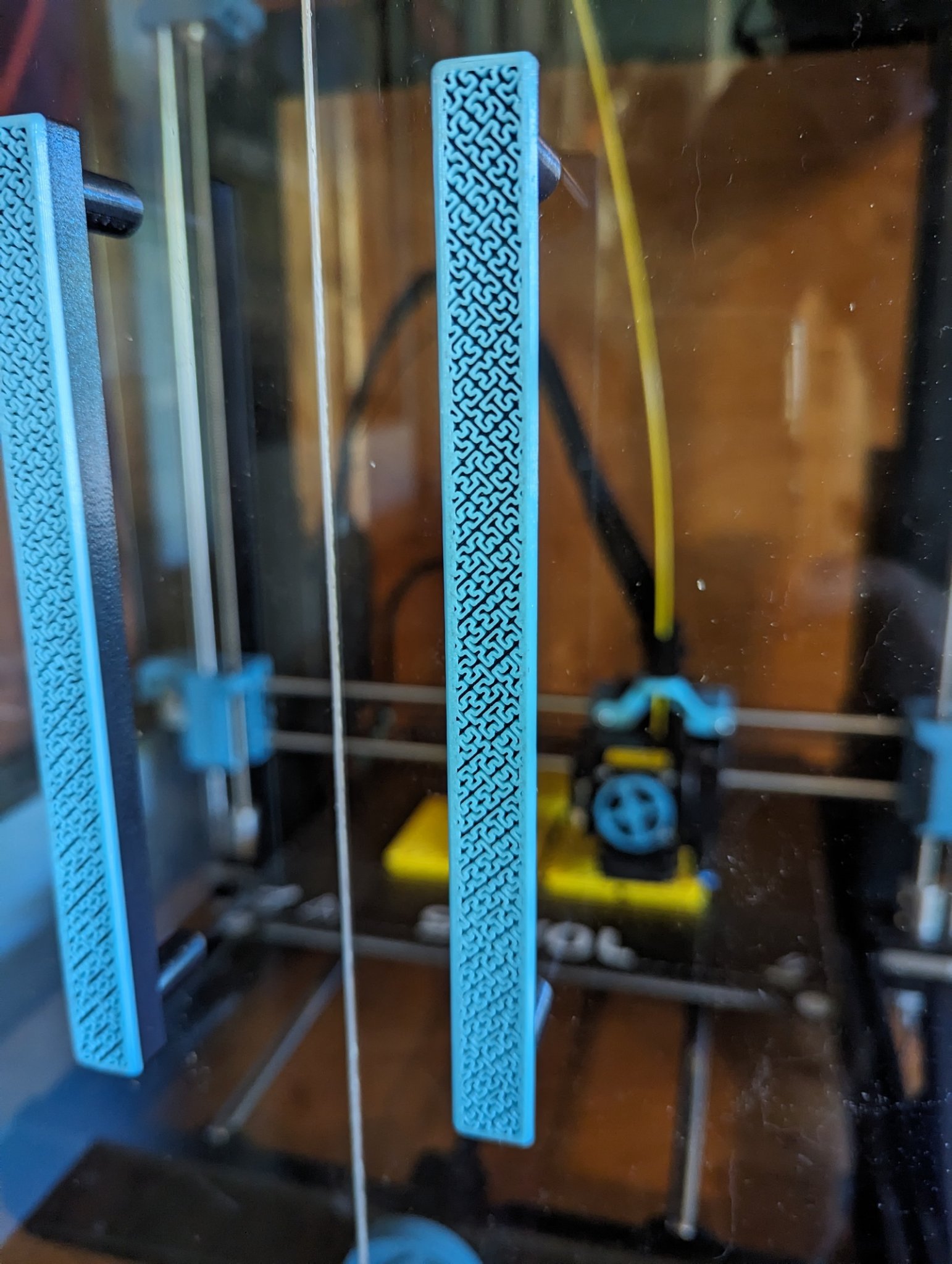 Tay nắm cửa và tủ đựng đa năng