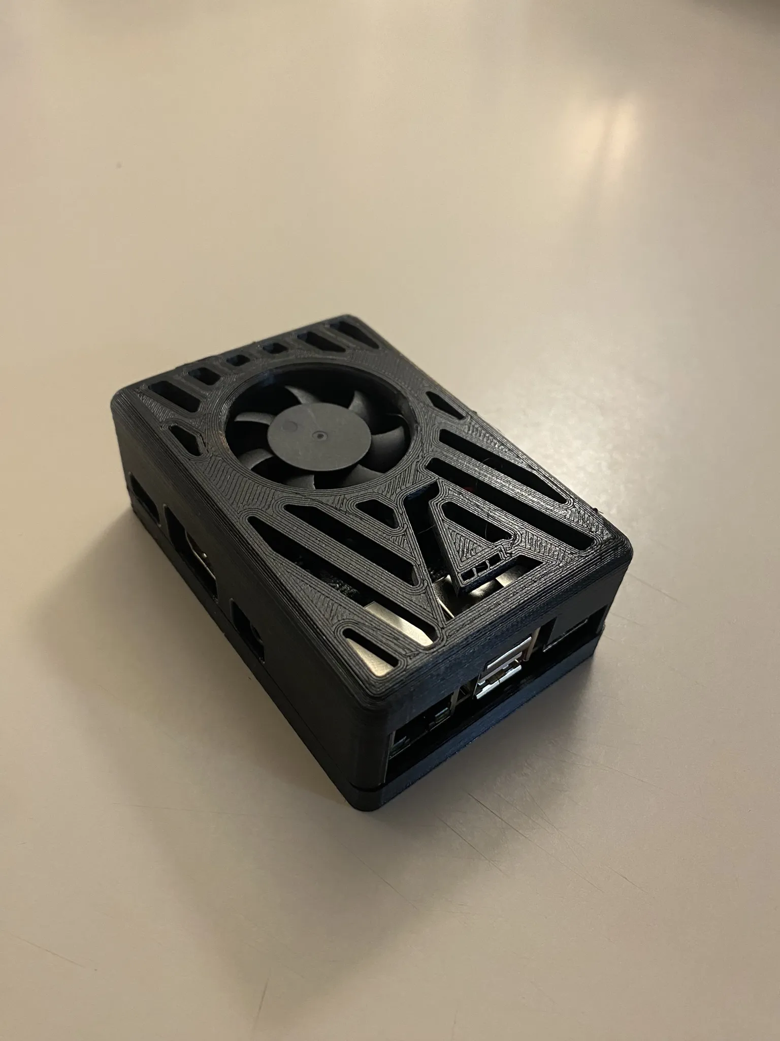 Vỏ máy tính Libre Renegade với khe v-slot