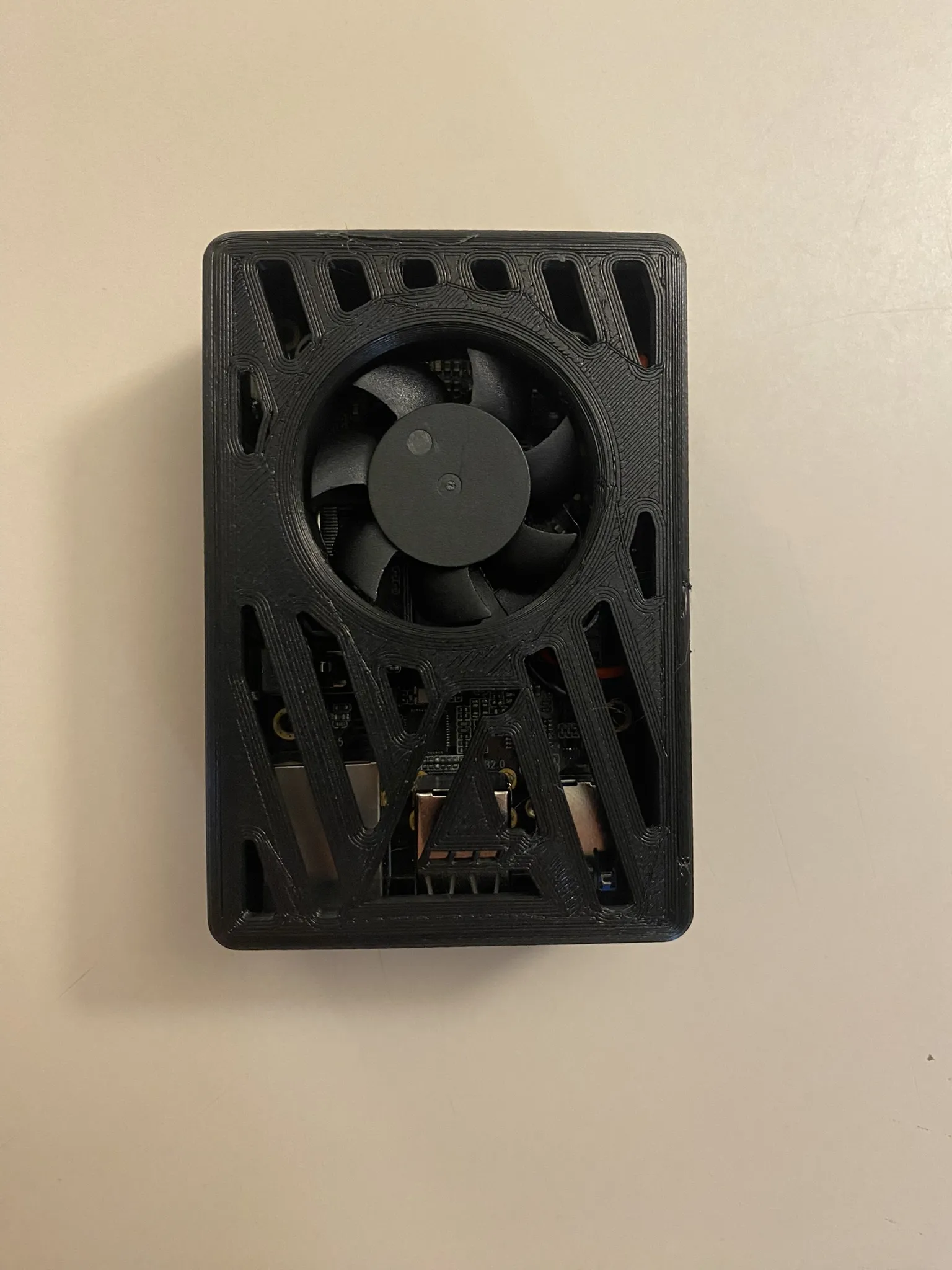 Vỏ máy tính Libre Renegade với khe v-slot