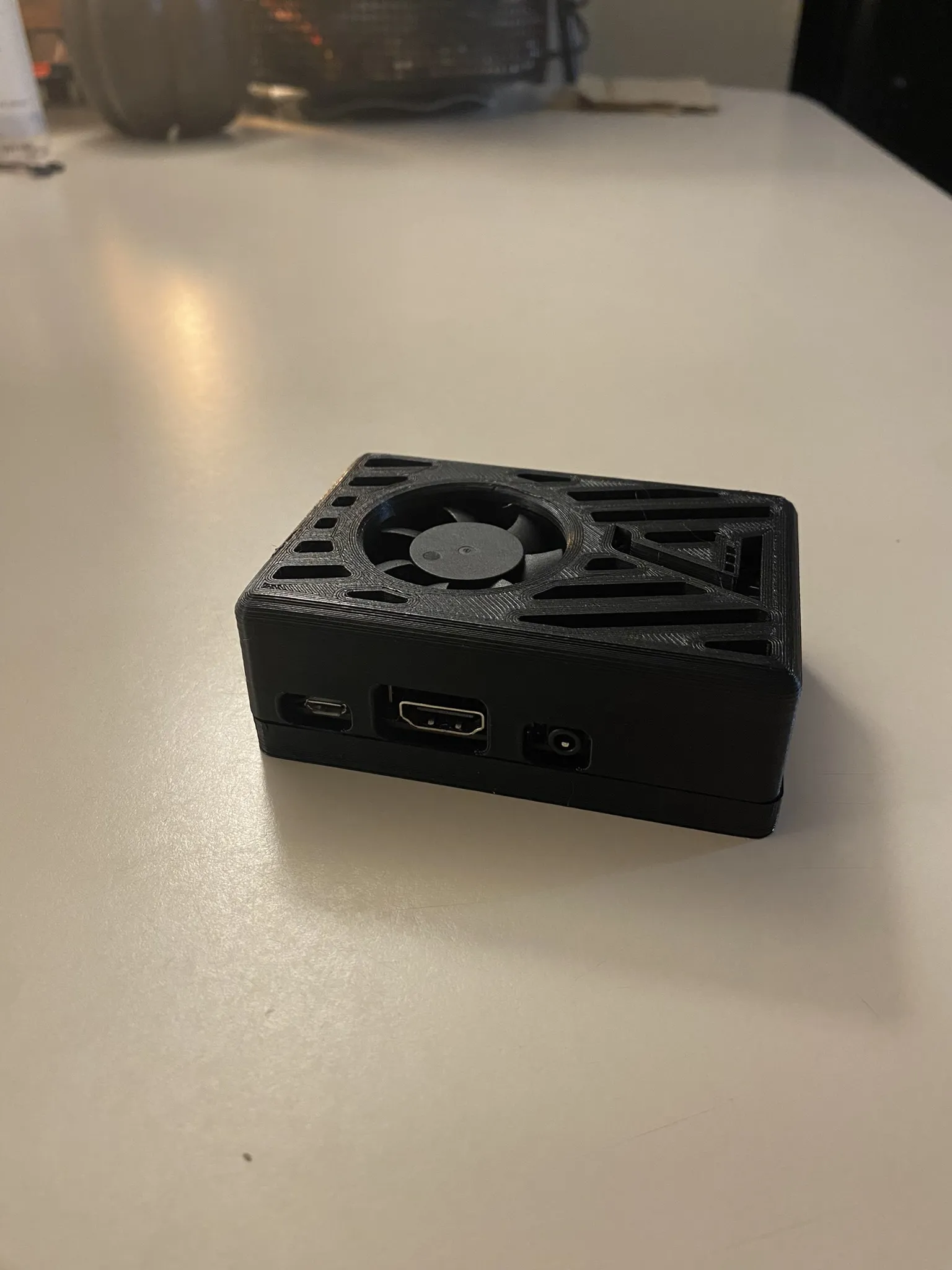 Vỏ máy tính Libre Renegade với khe v-slot