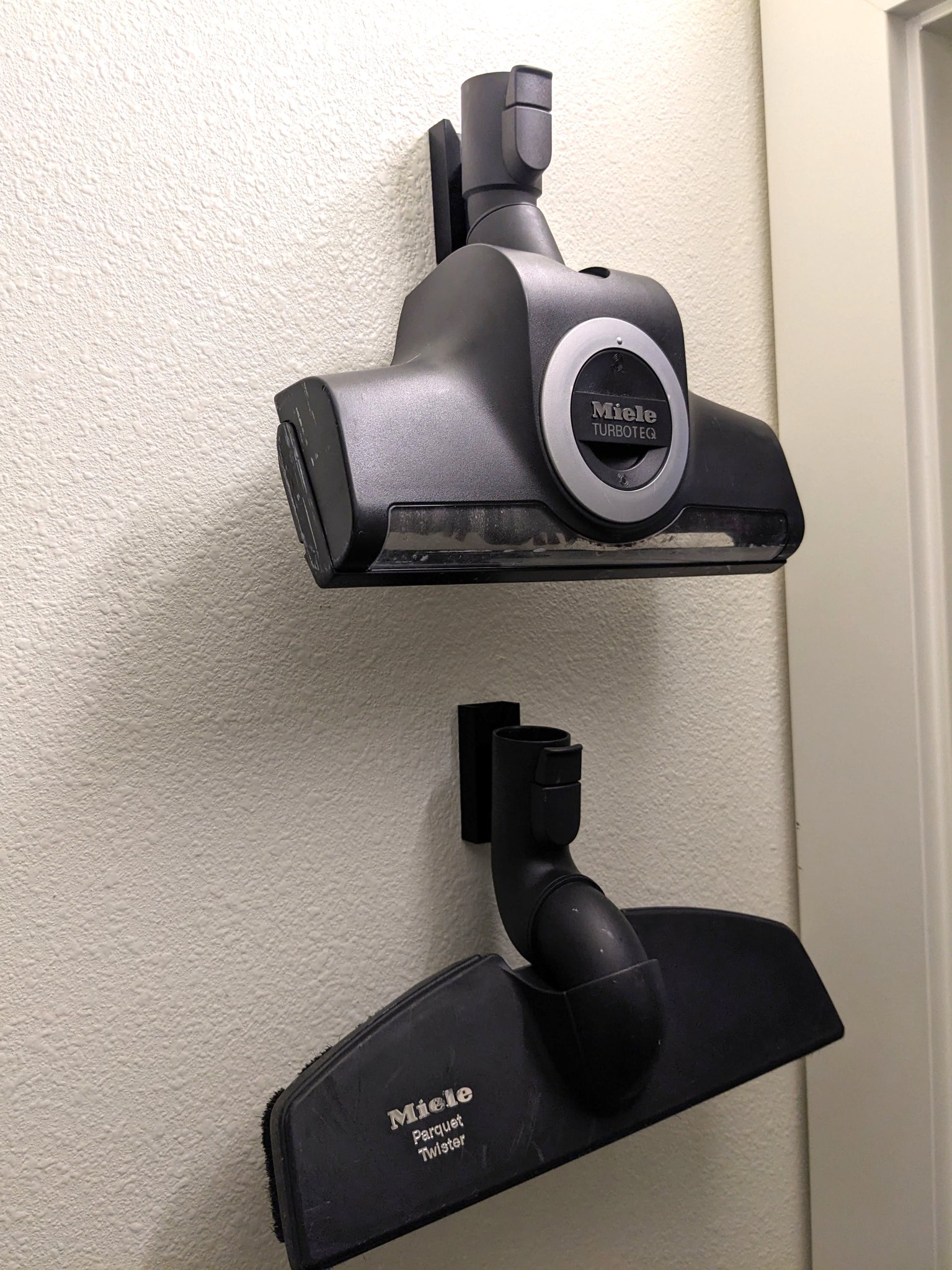 Giá đỡ treo tường cho đầu chổi hút bụi Miele C3