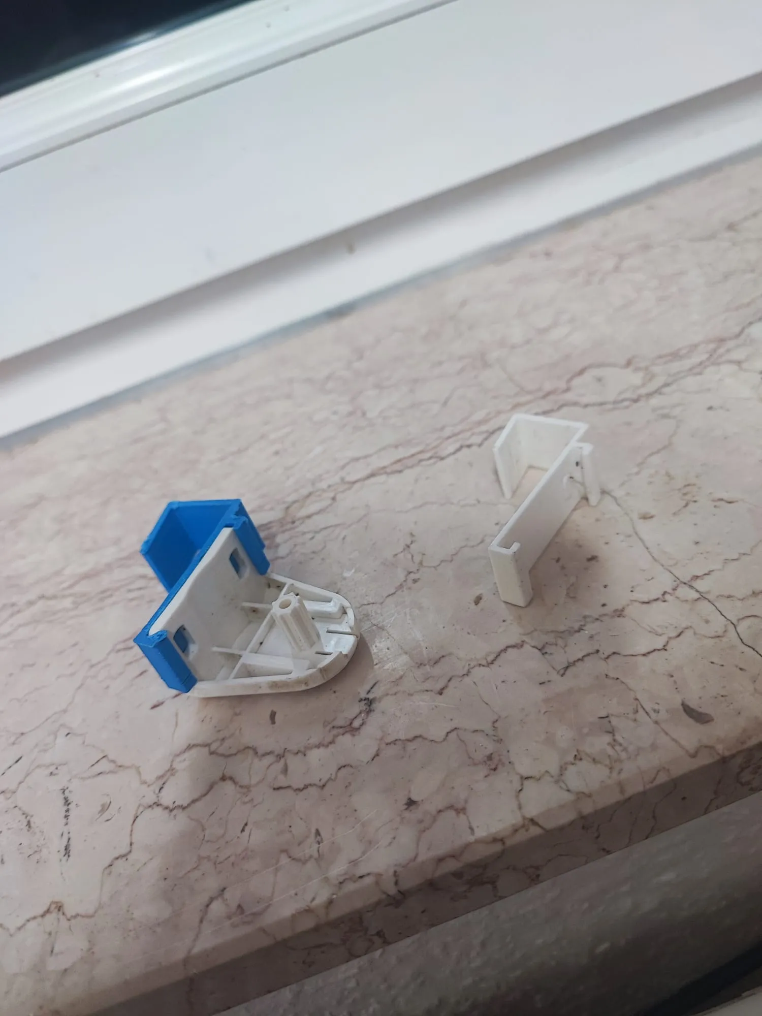 Giá treo rèm cuốn tự chế cho cửa sổ