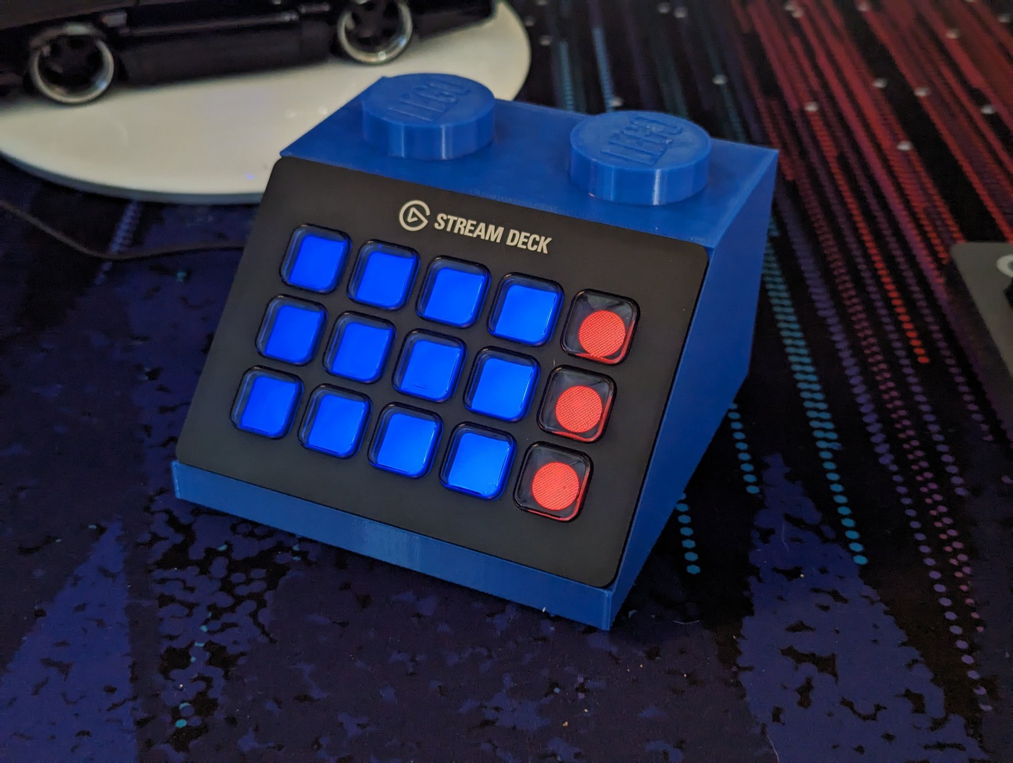 Giá đỡ Streamdeck mô phỏng gạch dốc máy tính Lego Gen1
