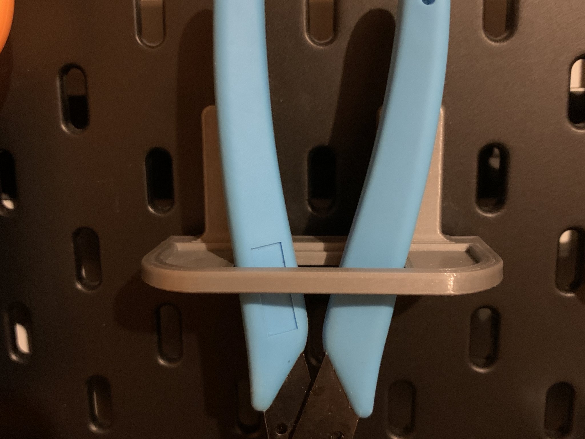 Giá đỡ kềm cắt bên SKADIS