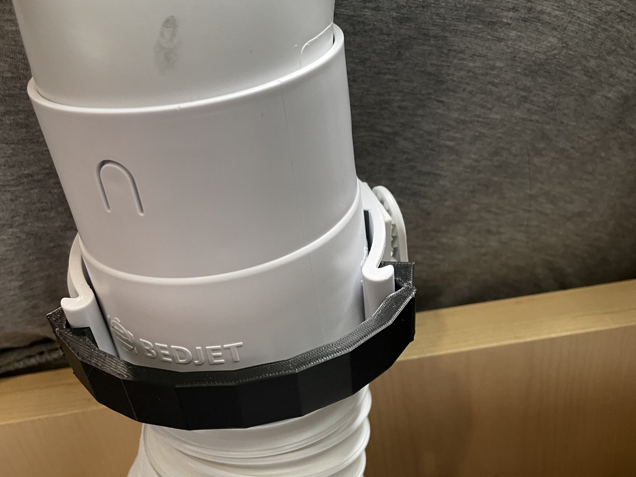 Gắn kết kẹp giữ BedJet để ngăn van rơi ra