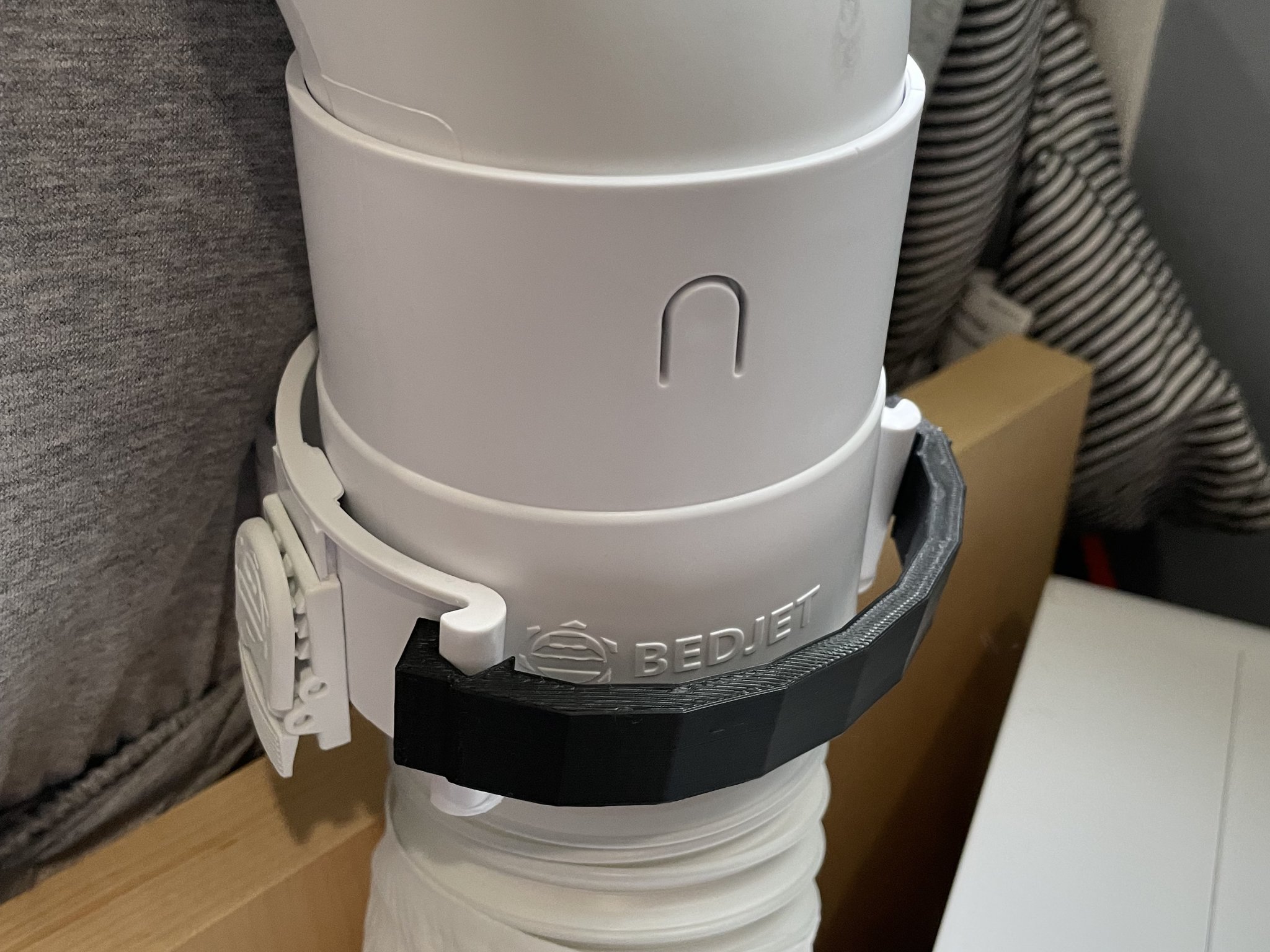 Gắn kết kẹp giữ BedJet để ngăn van rơi ra