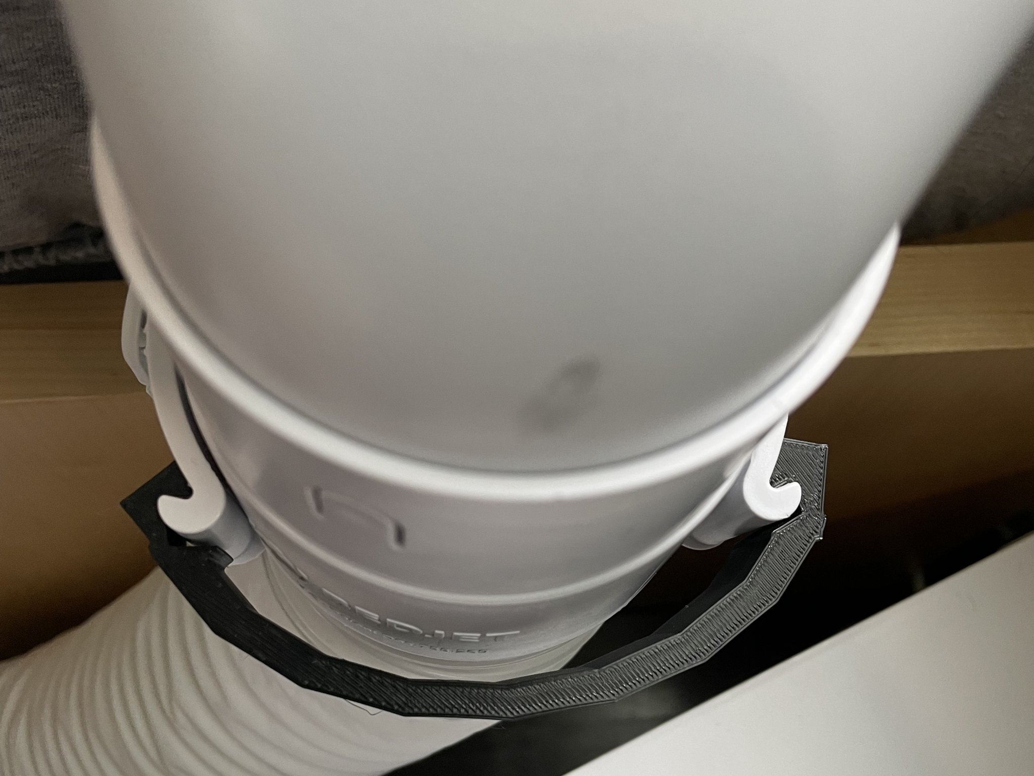 Gắn kết kẹp giữ BedJet để ngăn van rơi ra