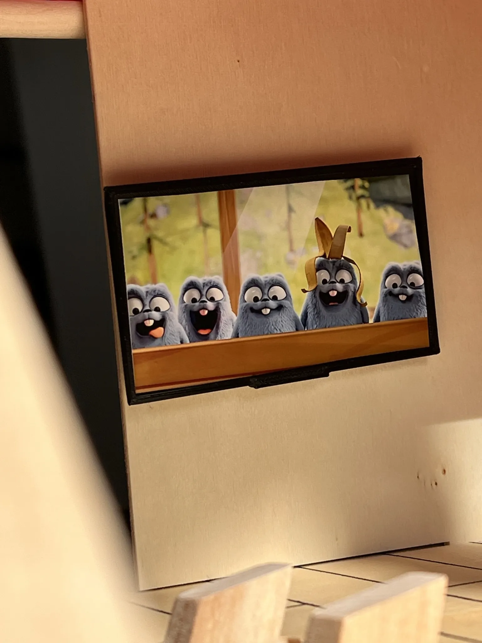 Ti vi mini cho ngôi nhà búp bê