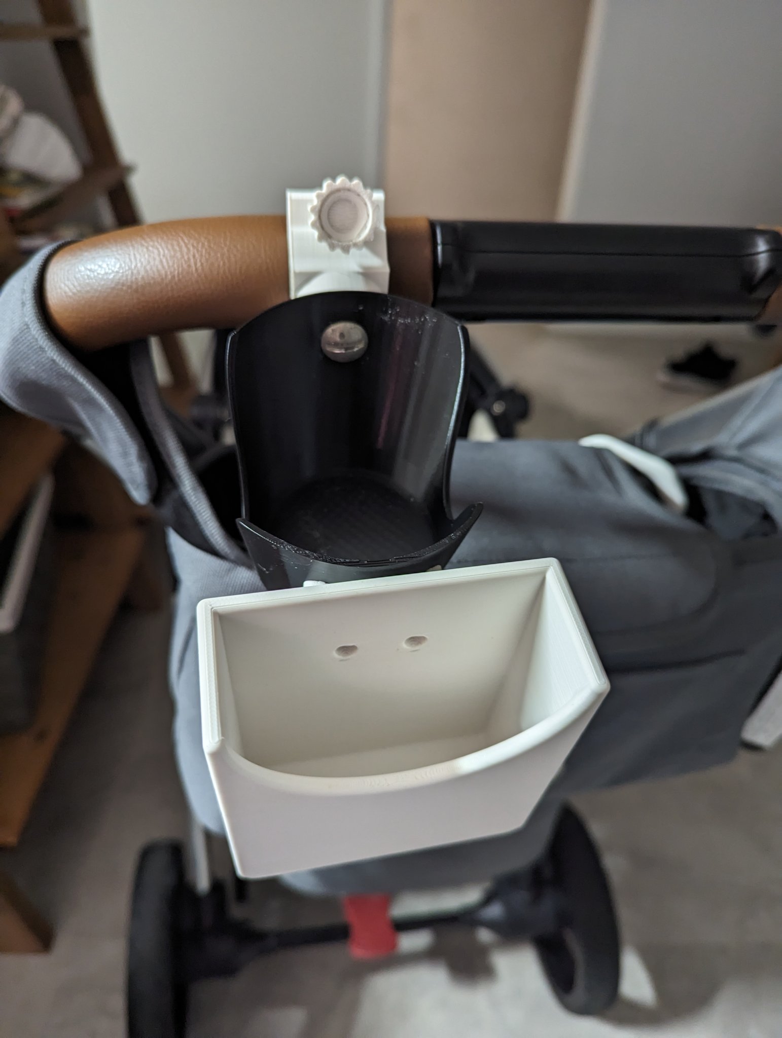 Giá đỡ cốc cà phê và điện thoại cho xe đẩy trẻ em