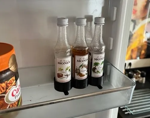 Giá đỡ chai siro Monin cho tủ lạnh (chống đổ)