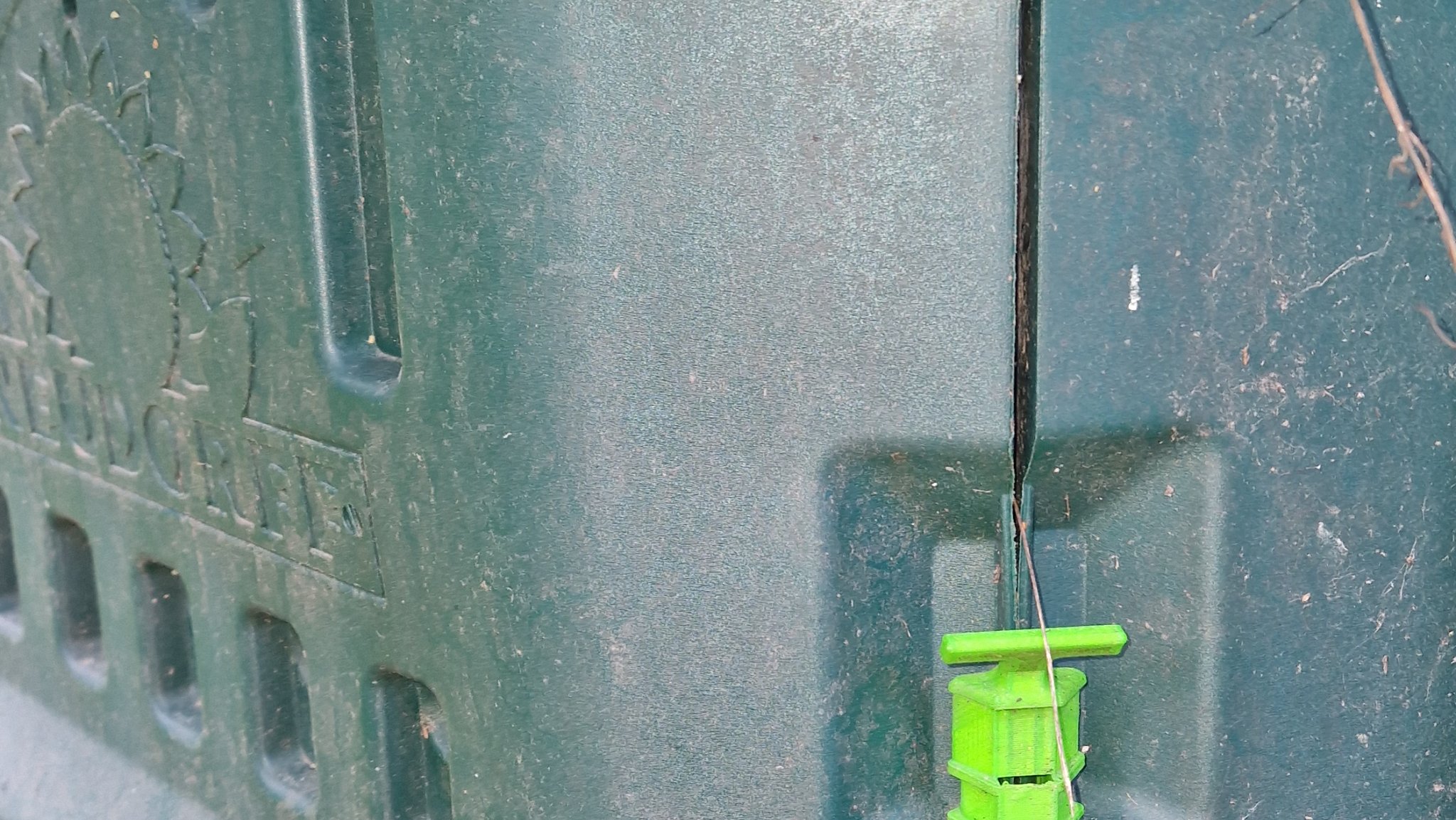 Kẹp nhựa giữ chặt cho thùng compost xanh