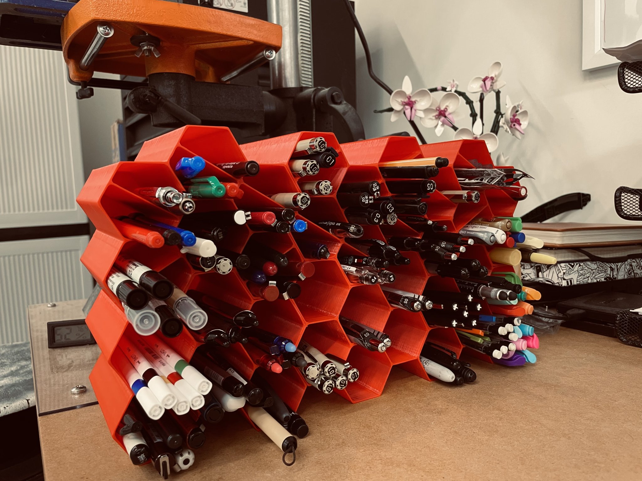 Giá đỡ bút tổ ong với 6 ngăn chứa tiện lợi