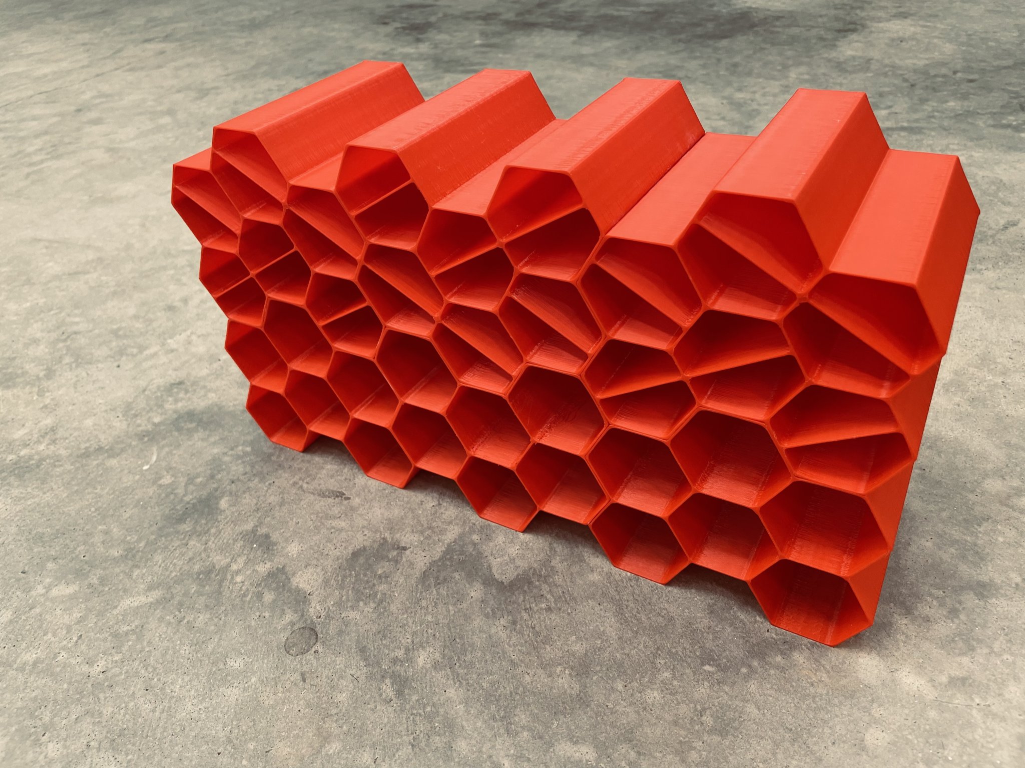 Giá đỡ bút tổ ong với 6 ngăn chứa tiện lợi