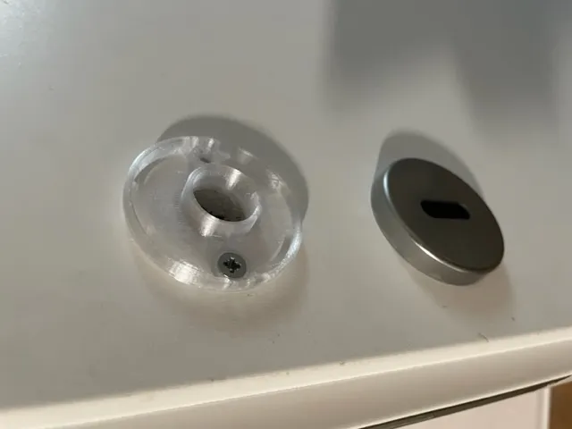 Phụ kiện nhựa dưới rosette cửa bị hỏng cần thay thế