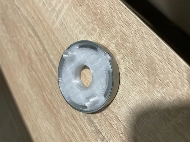 Phụ kiện nhựa dưới rosette cửa bị hỏng cần thay thế