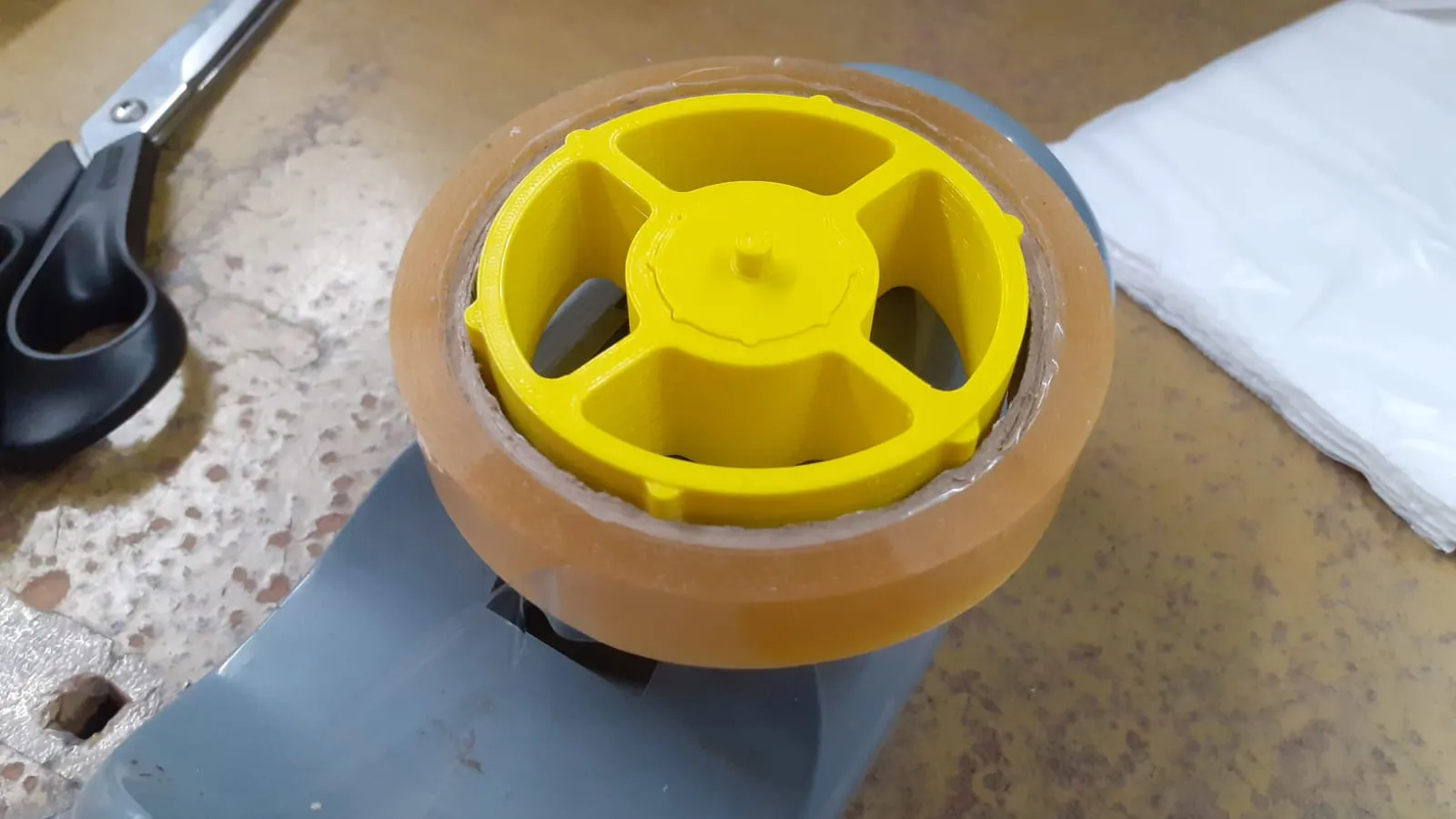 Bánh xe đựng băng keo với trục có thể tháo rời