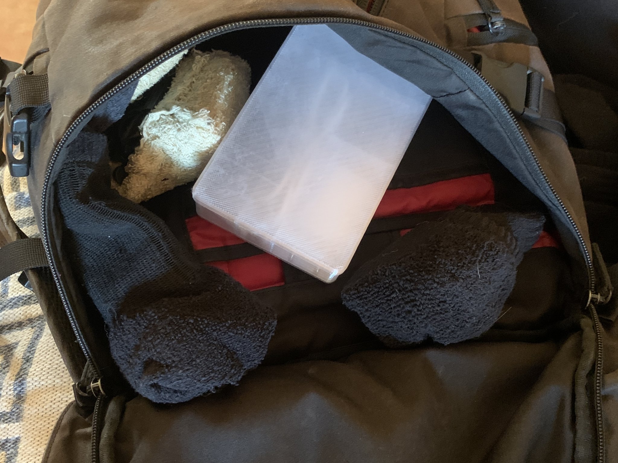 Hộp nhỏ đựng cáp và phụ kiện khi di chuyển