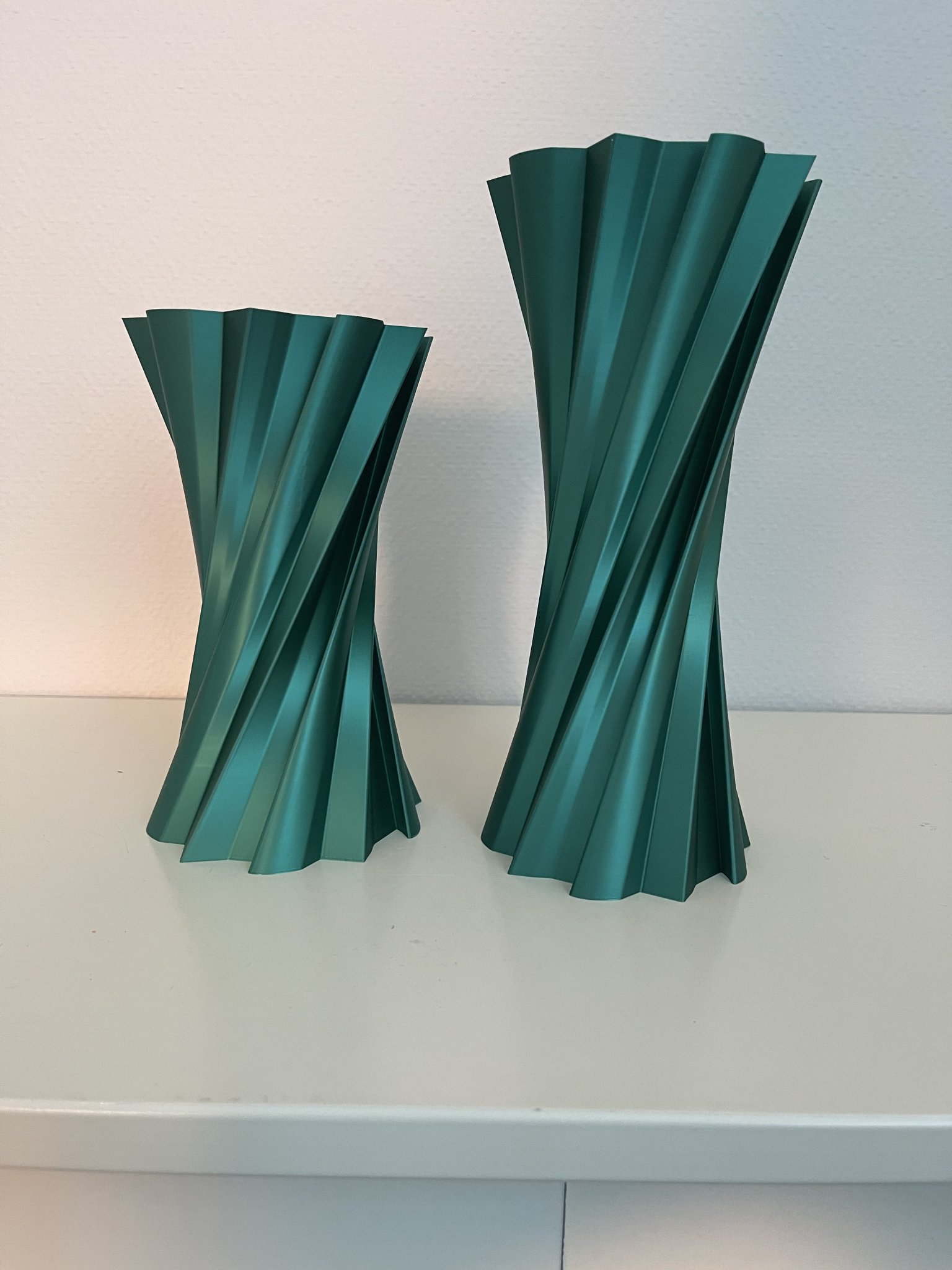 Bình hoa xoắn ốc với hai kích thước khác nhau