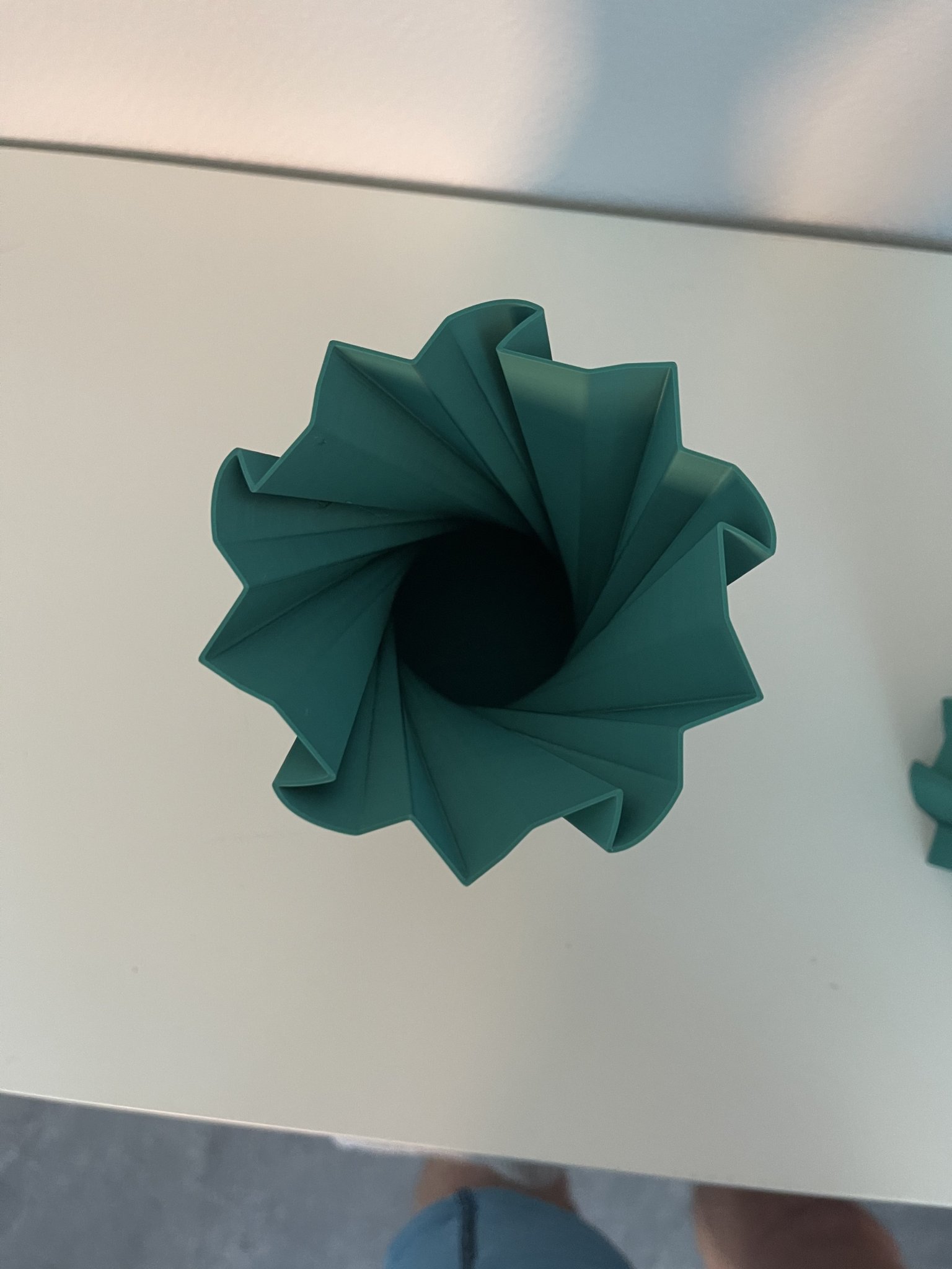 Bình hoa xoắn ốc với hai kích thước khác nhau