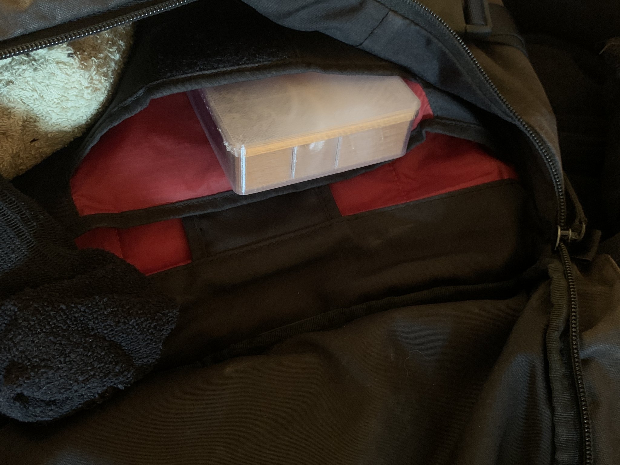 Hộp nhỏ đựng cáp và phụ kiện khi di chuyển