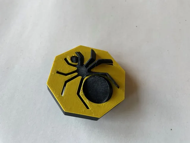 Nhện xoay hai màu cho mùa Halloween