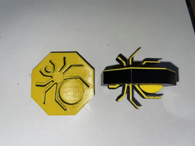 Nhện xoay hai màu cho mùa Halloween