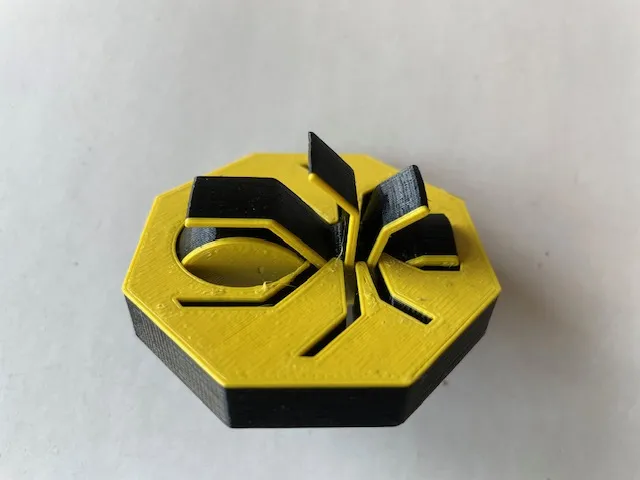 Nhện xoay hai màu cho mùa Halloween