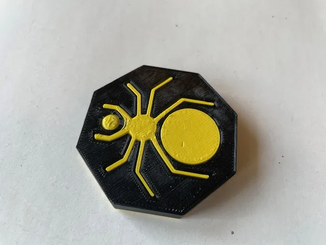 Nhện xoay hai màu cho mùa Halloween