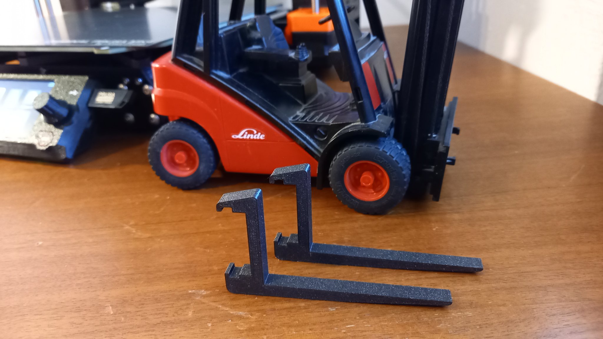 Thay thế càng xe nâng cho đồ chơi Bruder Linde