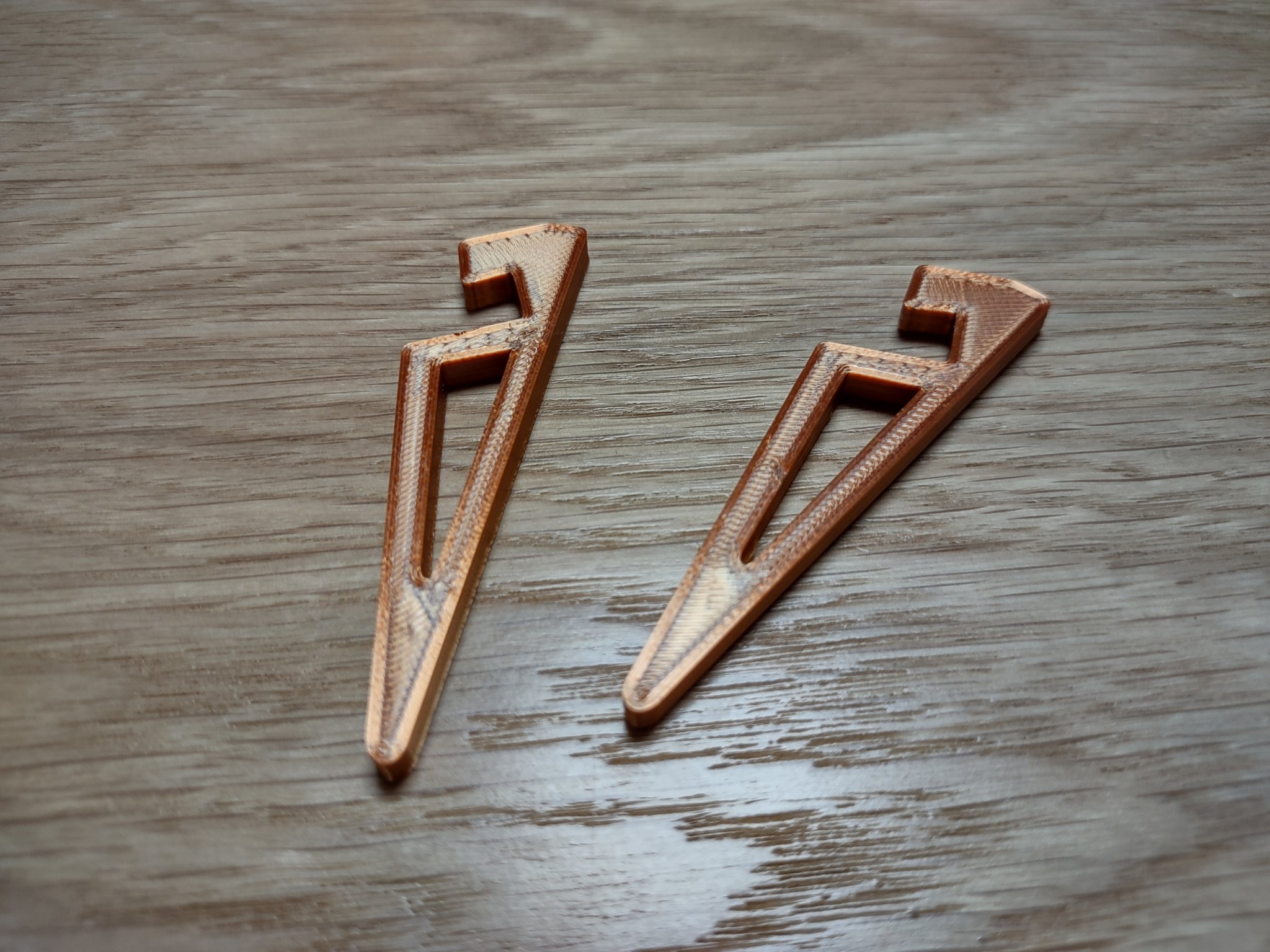 Chân thay thế cho bàn chơi Rummikub bị hỏng