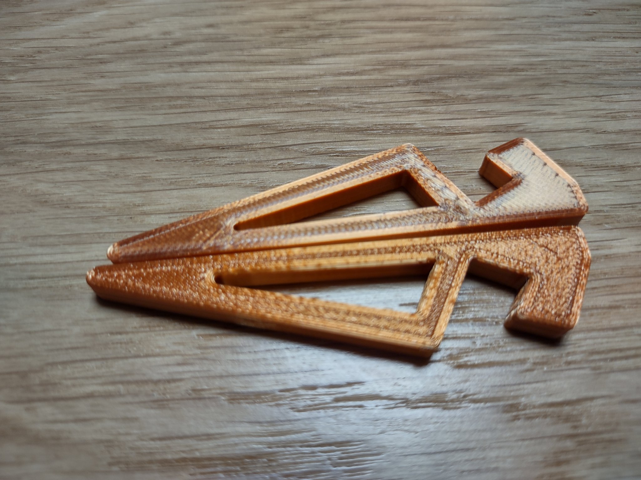 Chân thay thế cho bàn chơi Rummikub bị hỏng