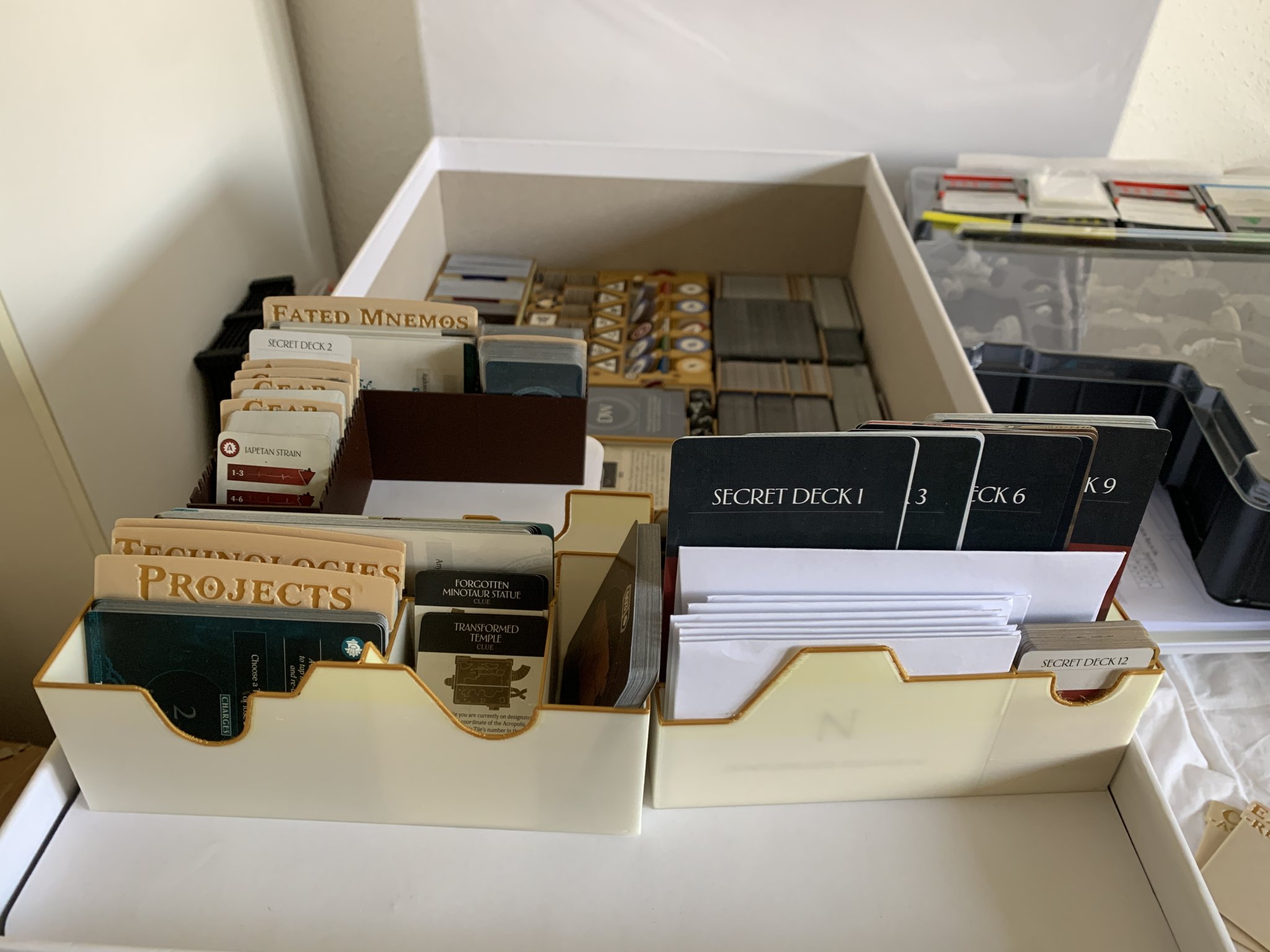 Bộ chia thẻ cho trò chơi Aeon Trespass: Odyssey