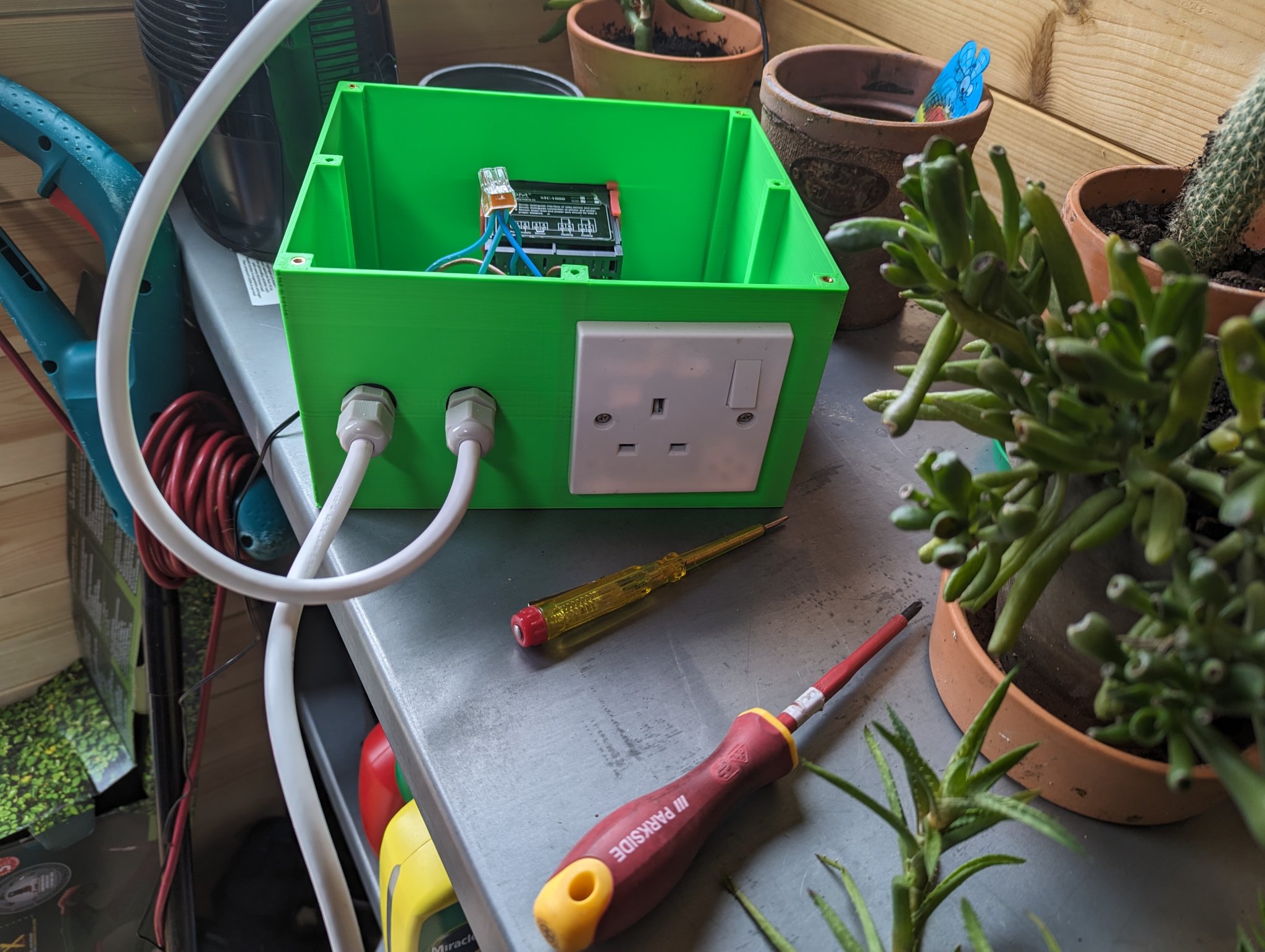 Hộp STC1000 với ổ cắm BS1363 kiểu Anh