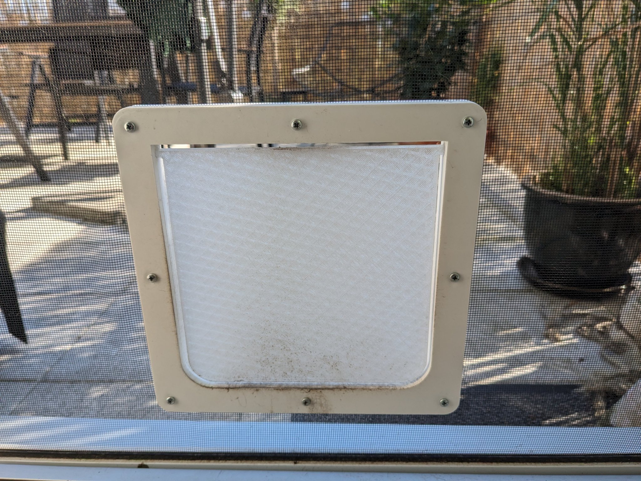 Cửa cho mèo gắn với màn chống muỗi