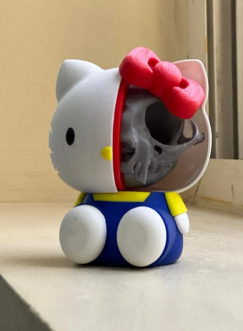 Mô hình Hello Kitty nửa bộ xương độc đáo