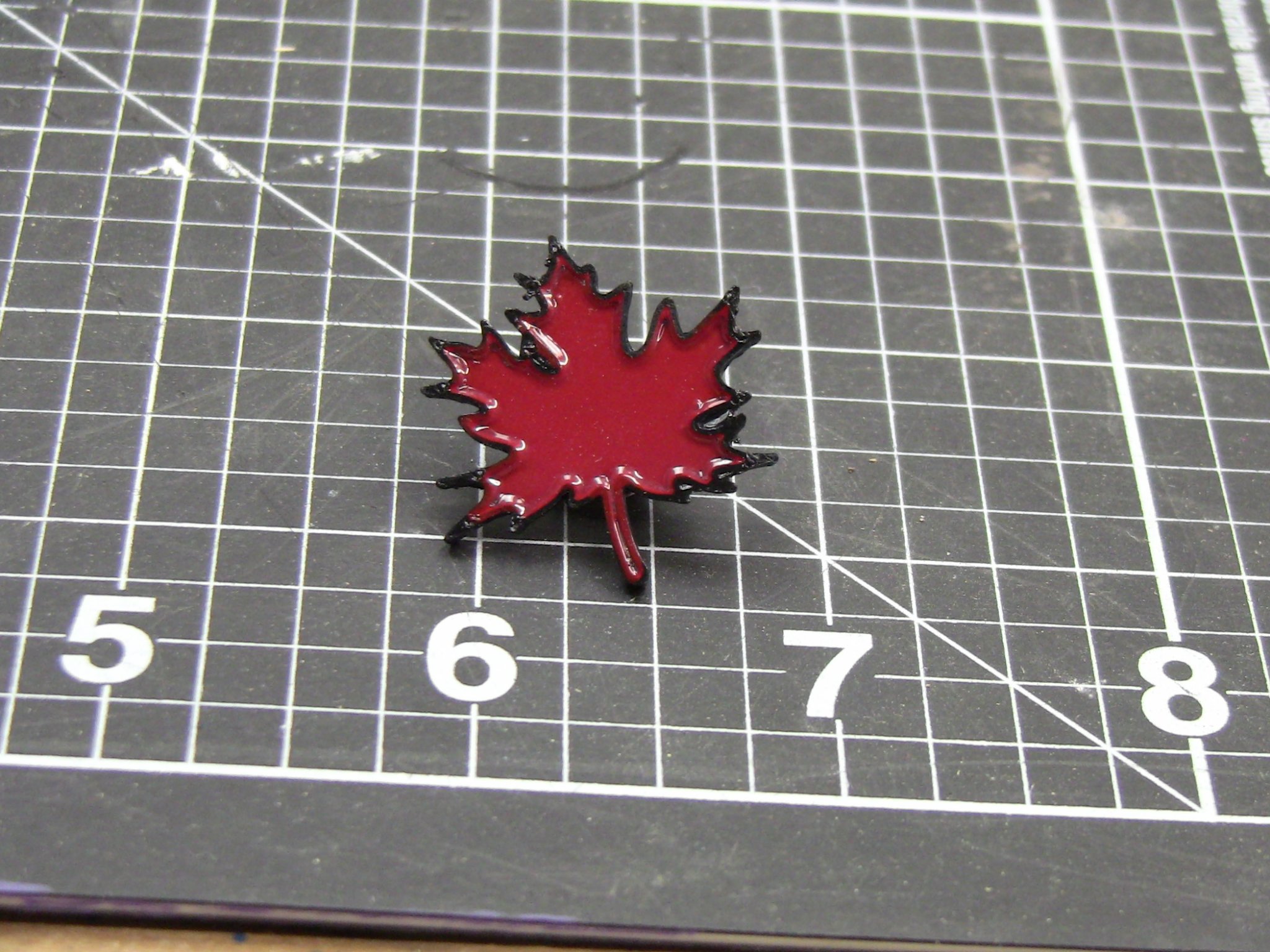 Ghim men lá phong bằng men độc đáo