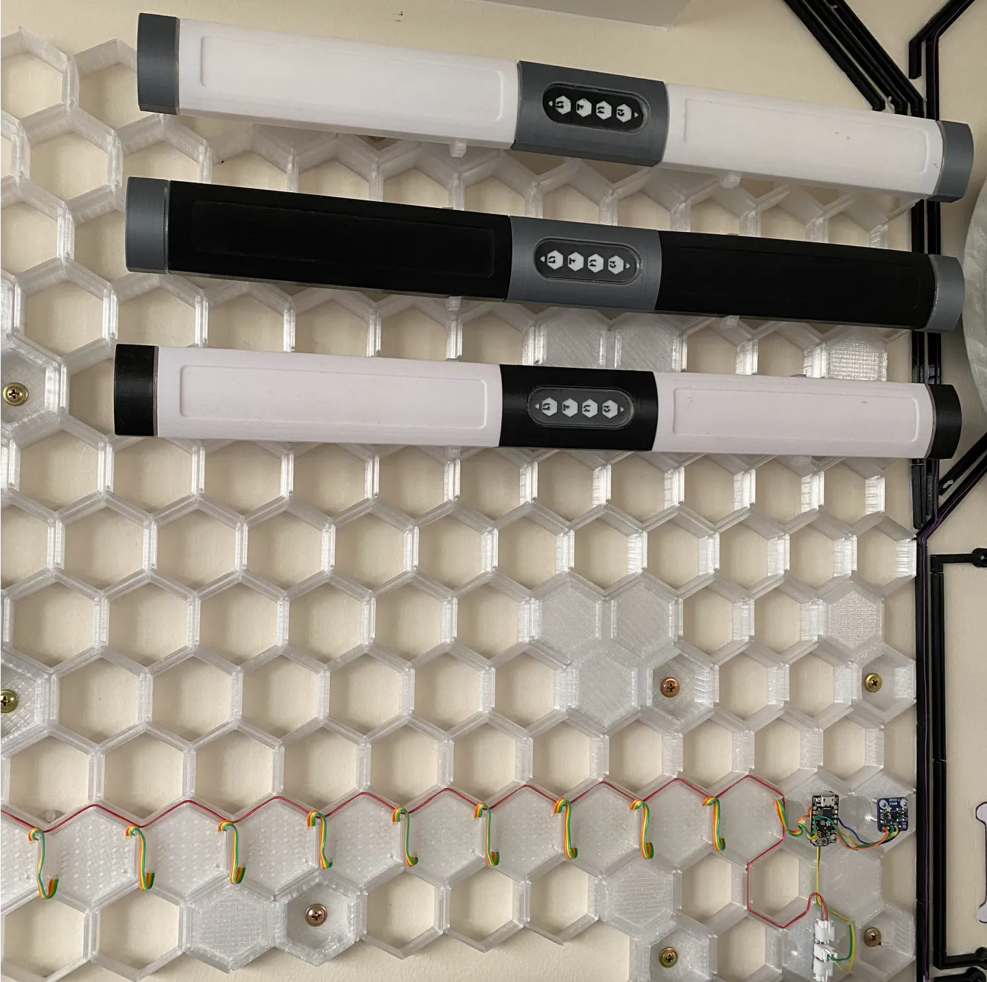 Giá treo hình lục giác cho thiết bị điện tử