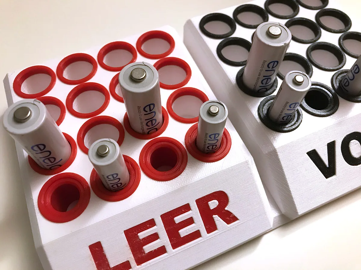 Hộp lưu trữ pin AA (HR6) và AAA (HR03) đã sạc và chưa sạc