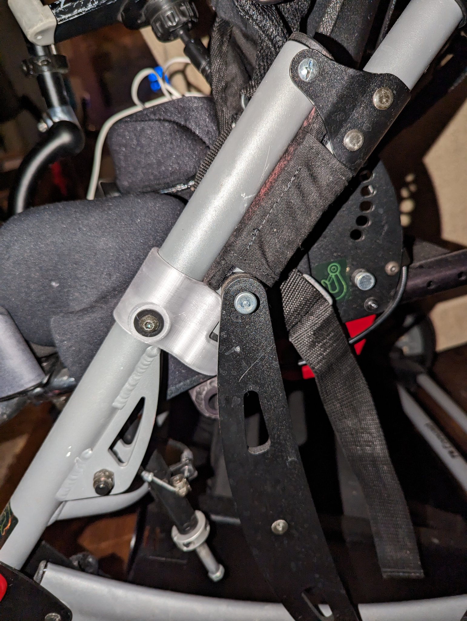 Khóa gập xe lăn Convaid thay thế cho hệ thống khóa