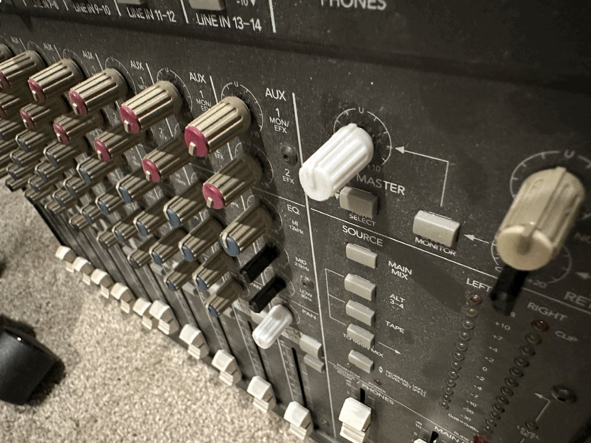 Núm điều chỉnh nhỏ thay thế cho bàn trộn Mackie