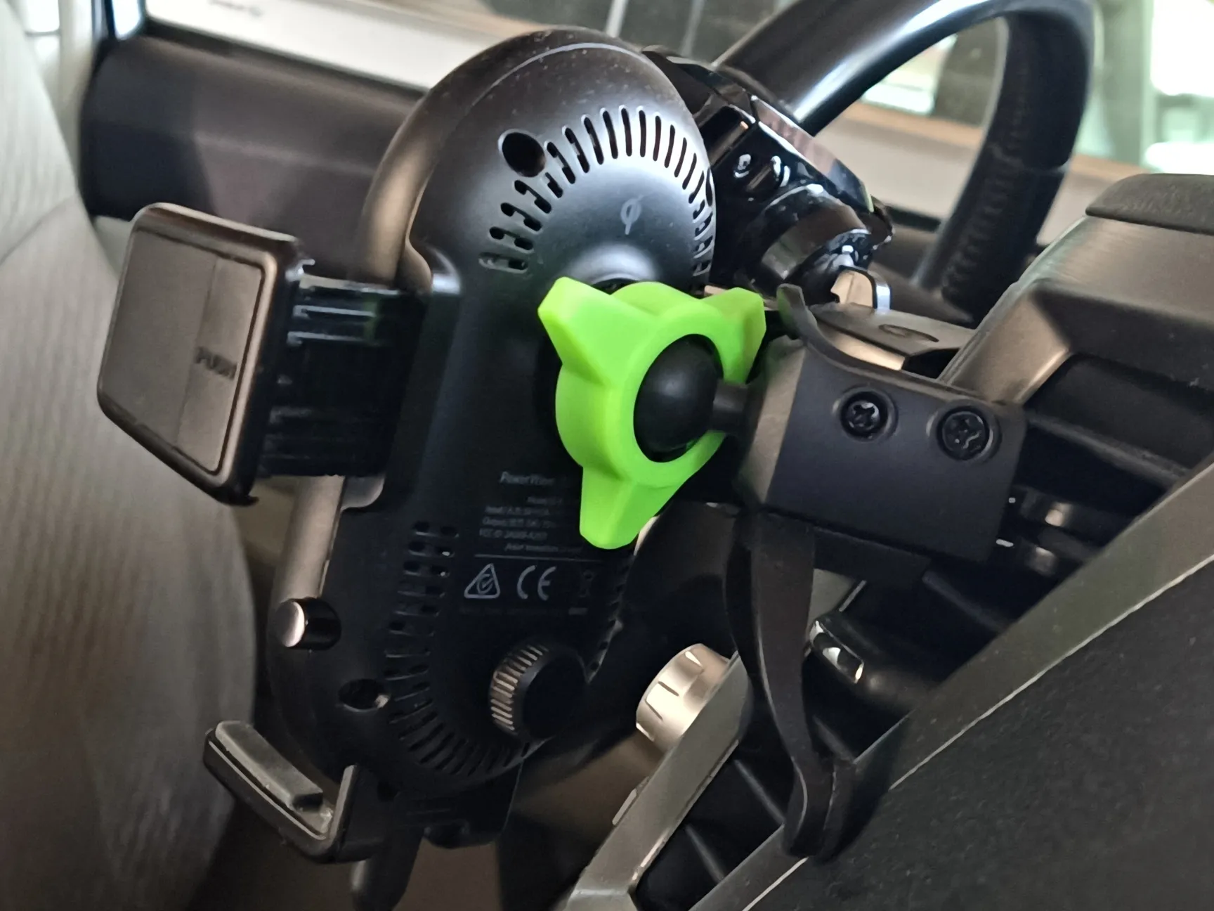 Nút vặn cải tiến cho bộ sạc điện thoại ô tô Anker